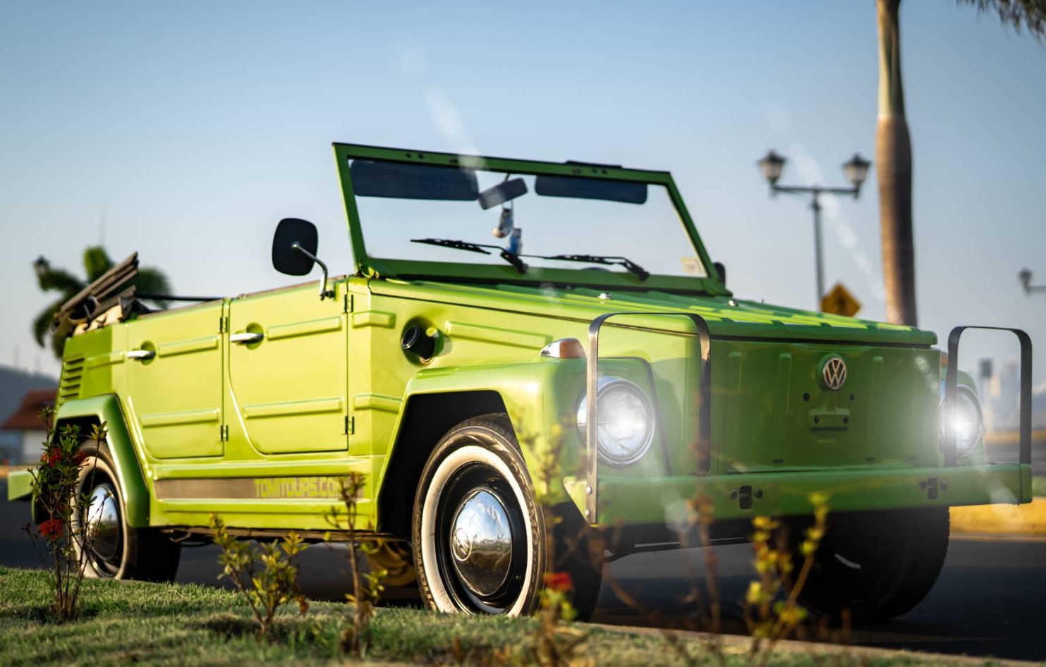 El Capitán — 1973 cream and tan VW Safari parked on a Panama City cobblestone street